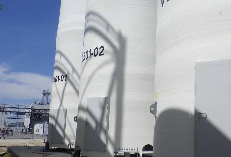 Composite storage tanks and silos for MIP