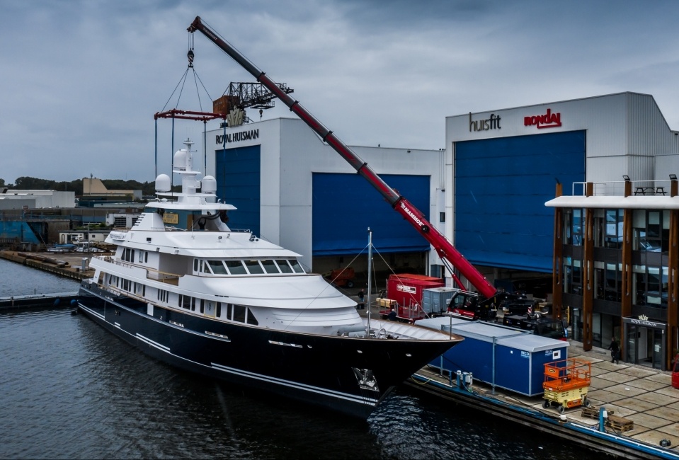 Canopy and mast for yacht Broadwater